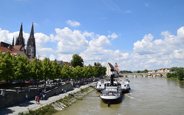 Die Donau, die durch die Stadt Regensburg fließt